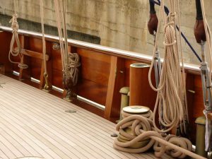 Restauro rifiniture in legno barca a vela