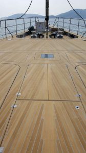 Coperte in teak per barche a vela