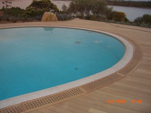 Pavimento piscina in teak